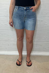 Judy Blue &quot;Jamie&quot; Mid Rise Shorts - Light Mid Wash